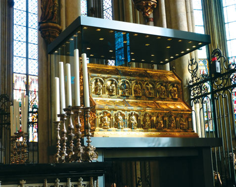 rok liturgiczny fot. Christoph Kreitmeir OFM lowania na dzika, wyobrażone w misternym fryzie. Cały relikwiarz jest bogato zdobiony drogocennymi kamieniami, arkadami i emaliowanymi kolumnami.