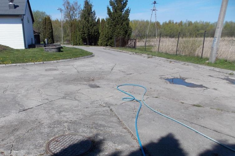 2.4.3 Drogi, place i chodniki Przeważająca powierzchnia dróg i placów wykonana jest z płyty typu trylinka, pozostała z betonu. Chodniki z kostki betonowej.