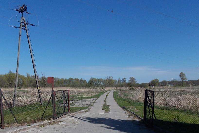 2.4.4 Droga dojazdowa Droga dojazdowa wykonana jest z płyt prefabrykowanych żelbetowych ułożonych dwuśladowo. Nawierzchnia nierówna, miejscami uszkodzona, widoczne elementy zbrojenia. 2.
