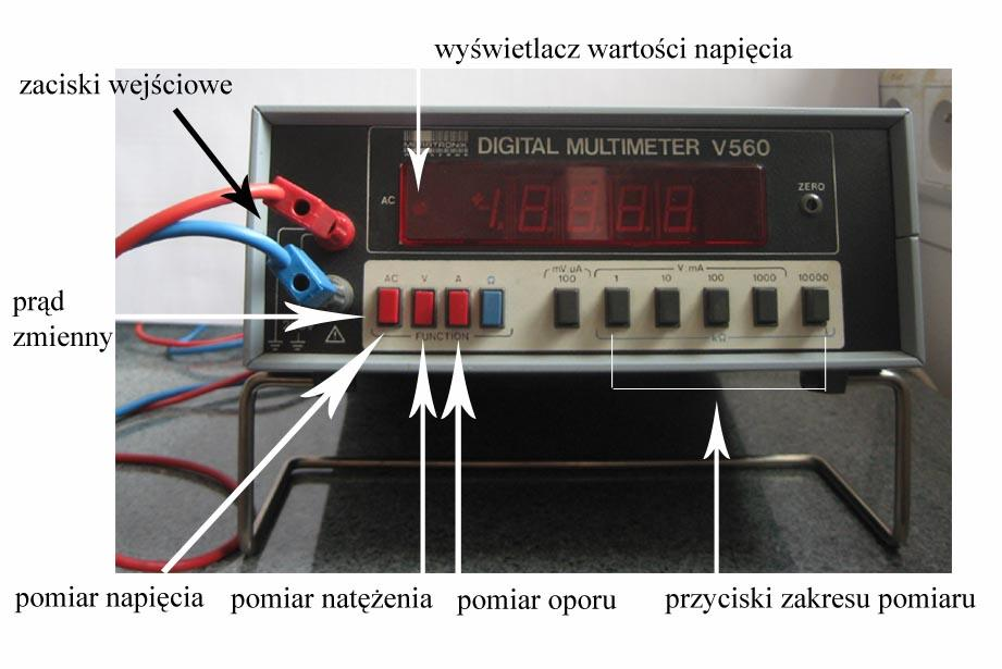 9 Rys. 12. Miernik napięcia. Mierzymy napięcie stałe, więc przycisk AC musi być wyciśnięty, a wciśnięty przycisk V. Pomiary przeprowadzamy na zakresie pomiarowym 10V.