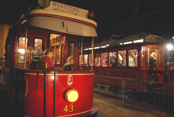 Str. 4 Na właściwych torach Tramwajowa Od 2004 roku, z okazji Międzynarodowego Dnia Muzeów, Warszawa organizuje Noc Muzeów jedyną taką noc w Stolicy, podczas której muzea, wystawy i wydarzenia temu