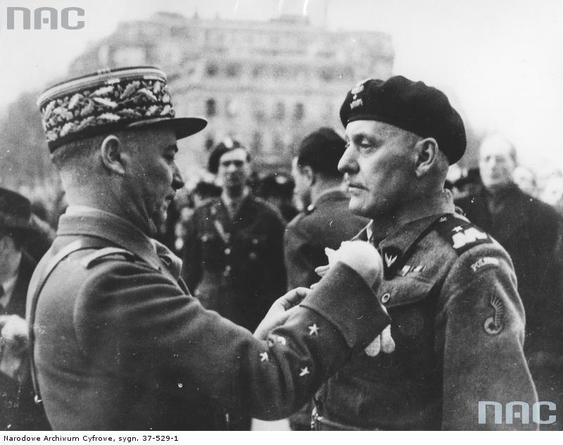 Uroczystość w Paryżu 1945 1 sierpnia 1944 dywizja ląduje w Normandii, w pobliżu Caen. W składzie 2 Korpusu Kanadyjskiego, gen.