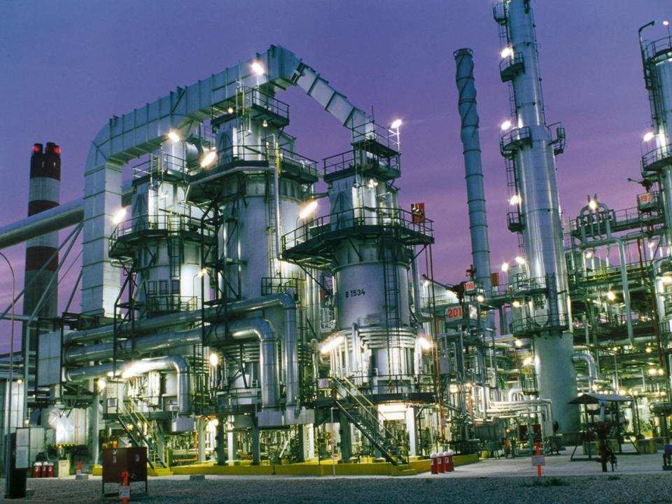 Rafineria skoncentruje się na dalszej poprawie efektywności WZROST Rafineria Poprawiona pozycja rynkowa oraz zoptymalizowana efektywność Udział rynkowy w hurcie paliw, % BENZYNA DIESEL 40 37 36 32.