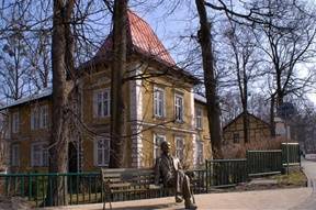 ewenementem historycznym jest zabytkowa część cmentarza, gdzie w jego hrabiowskiej ćwiartce pochowano 19 byłych właścicieli miejscowości i członków ich rodzin.