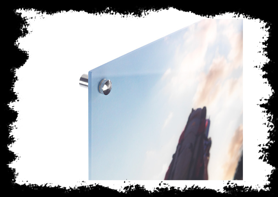 Plakat za szkłem akrylowym Plakat odporny jest na wilgoć oraz działanie promieni słonecznych, więc można go powiesić na balkonie lub w łazience. mocowanie system skręcany.