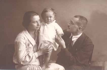 Mały Jurek z rodzicami, matką Irena Jóźwiakowską z domu Pawłowską i ojcem Stefanem Jóźwiakowskim. Chełm, 3 lipca 1928 r. Podczas okupacji uczył się na kompletach tajnego nauczania, a w 1945 r.