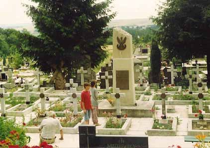 Kwatera żołnierzy września i partyzantów na cmentarzu w Szczebrzeszynie. Na dole po lewej stronie siedzi Jerzy Jóźwiakowski.