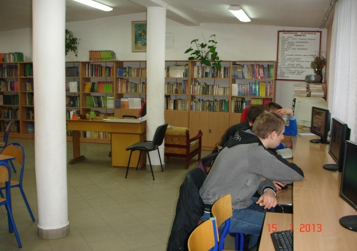 Biblioteka Zespołu Szkół Zawodowych składa się z jednego pomieszczenia: wypożyczalni połączonej z