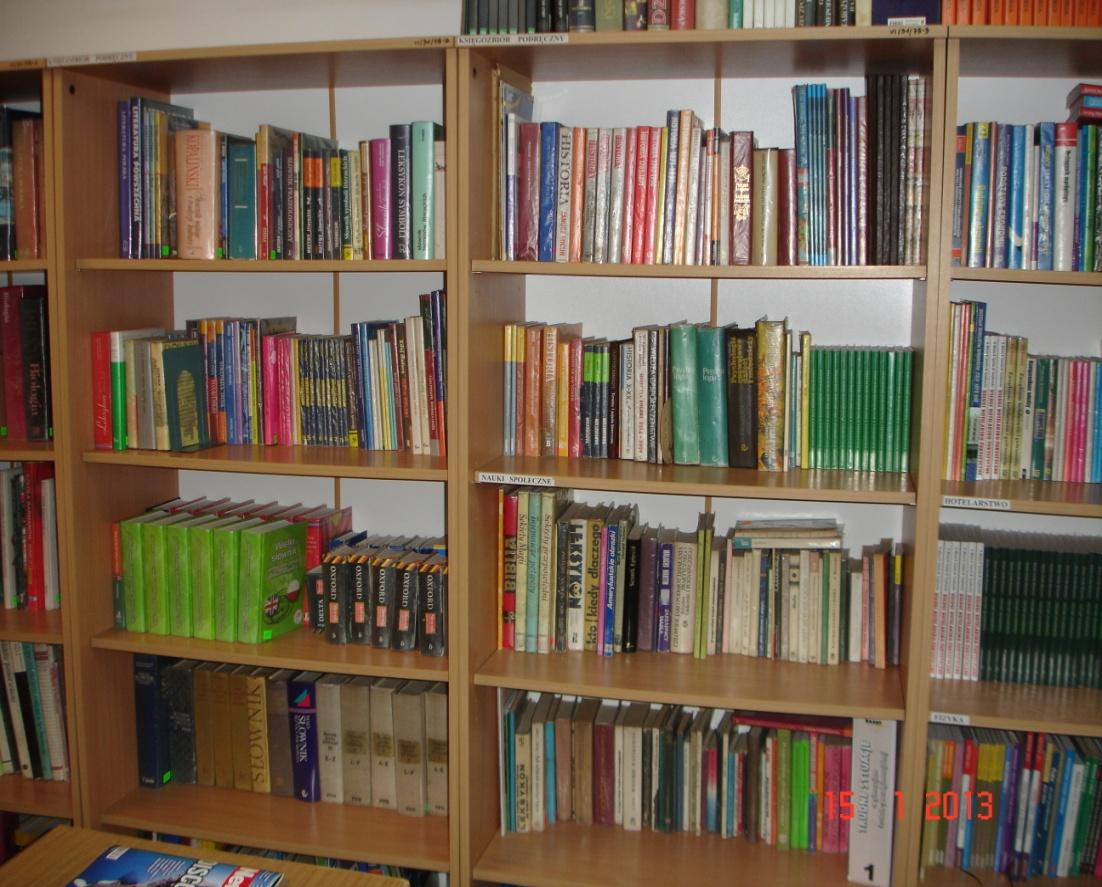 CZYTELNIA Posiada cenny zbiór książek. Na księgozbiór podręczny składają się encyklopedie, słowniki z różnych dziedzin wiedzy, prasa dla uczniów.