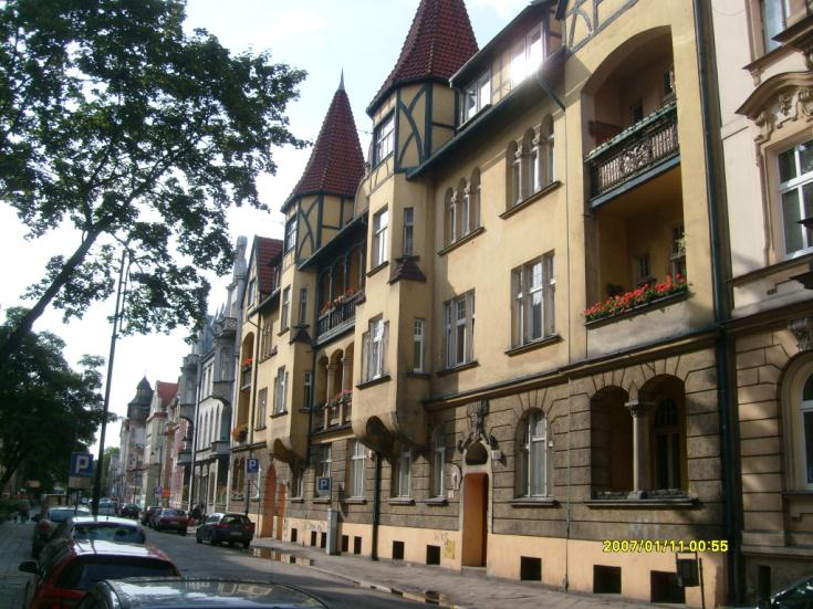 historię i dorobek Spółdzielni - OD SECESJI DO WSPÓŁCZESNOŚCI, bo taki tytuł nosiła wystawa ukazująca piękne, zabytkowe budynki na ulicy Cieszkowskiego, poprzez szarą płytę budynków z lat 70-tych