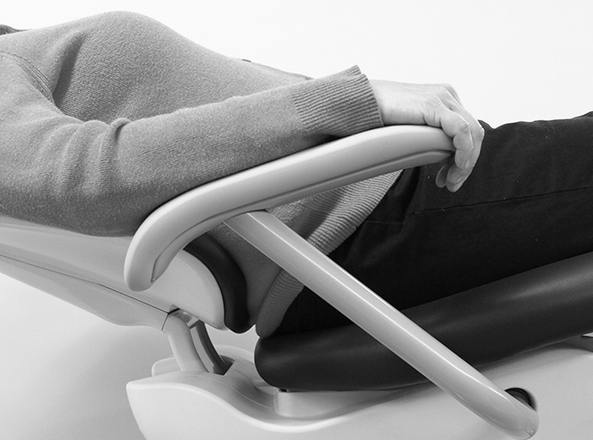 Pozycja zagłówka dla pacjentów na wózkach inwalidzkich Aby ustawić zagłówek dla pacjenta na wózku inwalidzkim: 1. Zdemontować zagłówek fotela dentystycznego. 2.