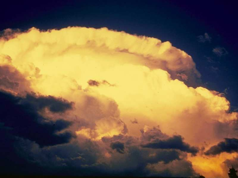 Cumulus (Cu) - Chmura kłębiasta, zwiastun dobrej pogody i umiarkowanego wiatru, łączący się w zbite "stadka" zwiastuje deszcz za kilka dni. Wysokość podstawy ok 0,5-2km.