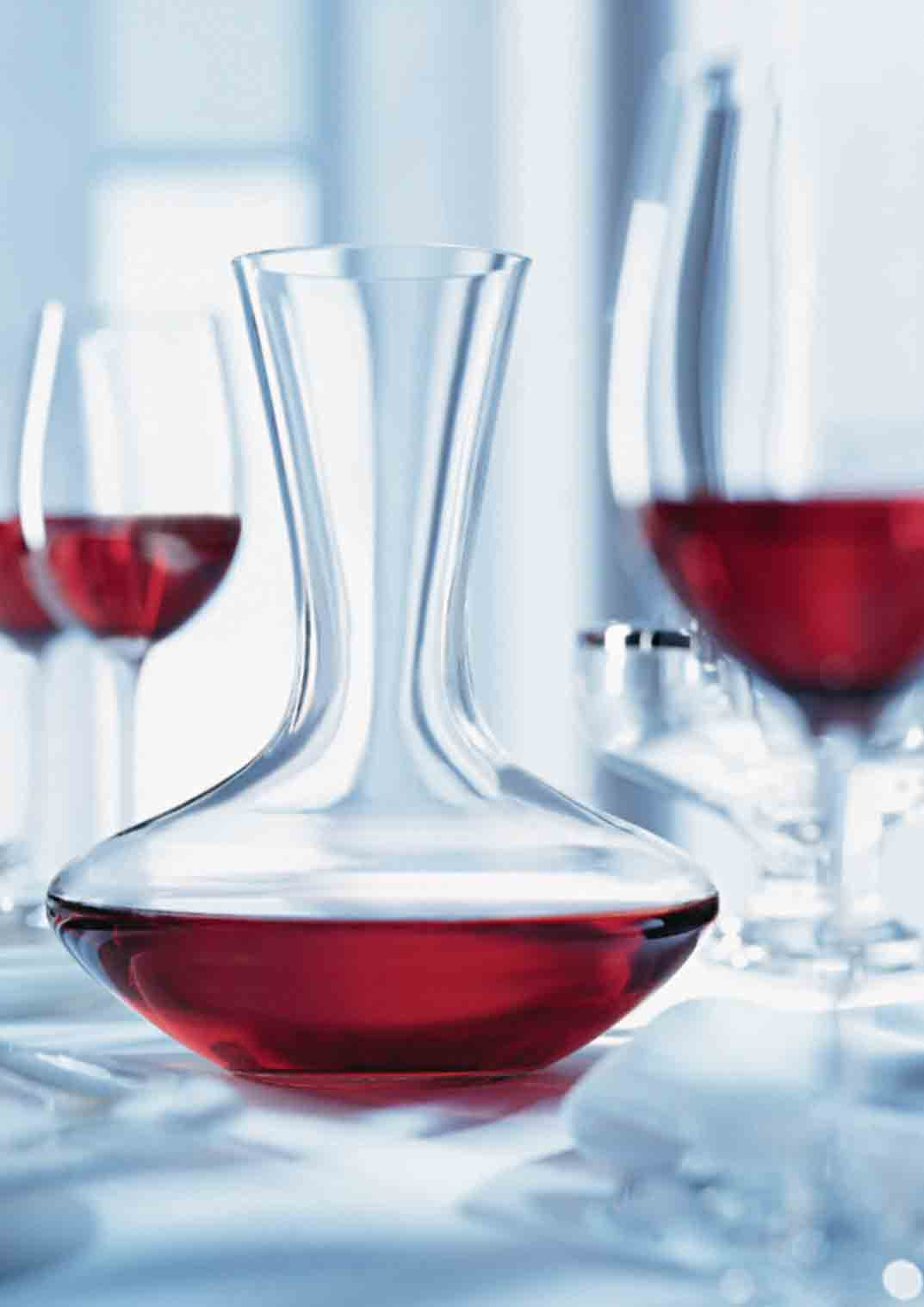 Zakres urządzeń dla miłośników wina Linia Vinidor Strona 6 Linia Vinidor oferuje wyjątkową elastyczność - łączy w sobie zalety urządzeń do długotrwałego przechowywania win z zaletami winiarek ze