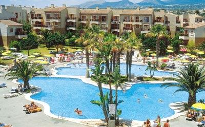 Hotel GARDEN ALBIR RESORT ***+ 3,5 (trzy i pół) - gwiazdkowy hotel położony jest w centrum Albiru, 15 minut od plaży. Oferuje on dogodną lokalizację w atrakcyjnej okolicy oraz odkryty basen i spa.