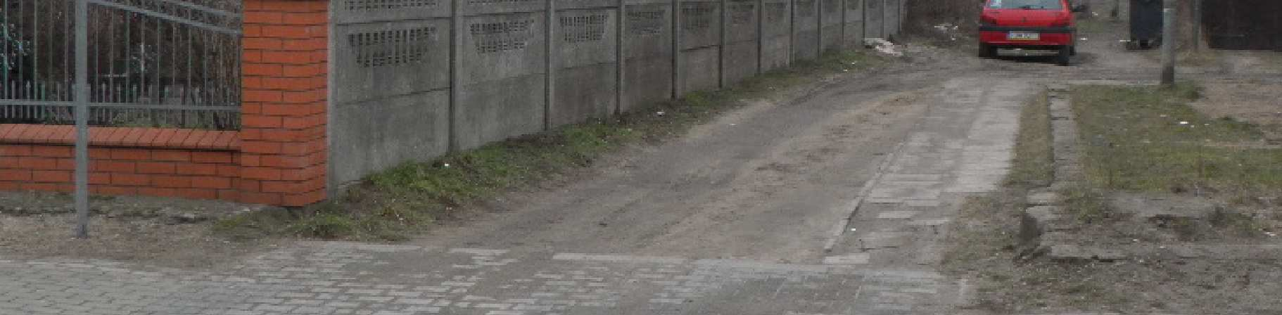 W obszarze projektowanej inwestycji obecnie znajduje się chodnik szerokości 1,5m i długości około 20,0m wykonany z płytek betonowych. Cały chodnik przewidziano do przebudowy.