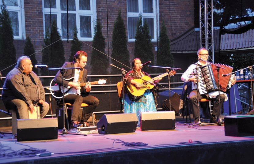 Koncert Teresy Mirgi i zespołu Kałe Bała. Fot. Iwona Kwiecień, Muzeum Regionalne w Szczecinku Tratwa, a także z przebiegiem i wynikami konkursu plastycznego, w którym wzięły udział dzieci.