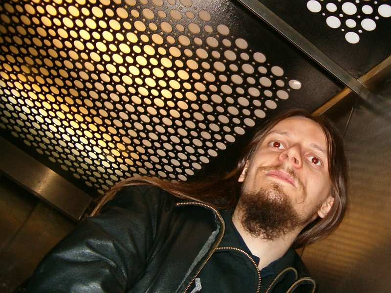 Gdy chodziliśmy po pokojach w akademiku, instalując sieć i moduły oświetleniowe, mieszkańcy często zadawali nam pytania typu: Po co to robicie? Czy to wasza praca magisterska? Kto wam za to płaci?