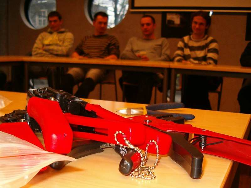 Pierwsze dyskusje na temat projekt toczyły się juŝ w grudniu 2007 roku. RozwaŜaliśmy róŝne rozwiązania techniczne i na drodze kompromisu dochodziliśmy do wspólnych wniosków.