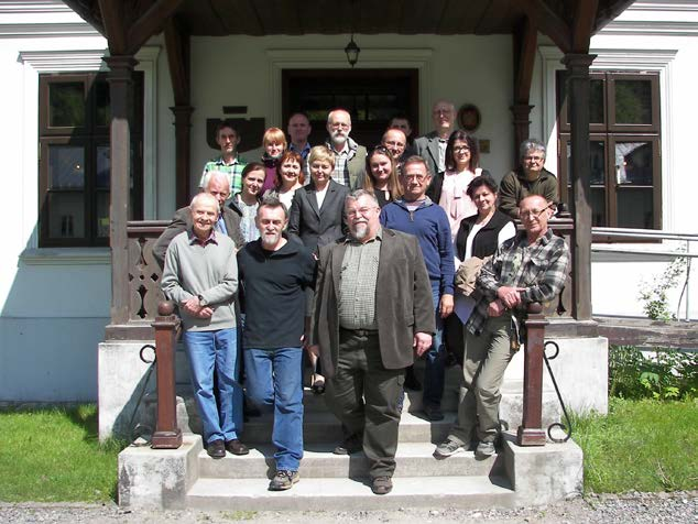 256 WIAD. ENTOMOL., 35 (4): POZNAŃ 2016 KRONIKA Fot. Uczestnicy XXIII Sympozjum Sekcji Hymenopterologicznej PTE na schodach budynku Pod Kazimierzem Tatr.