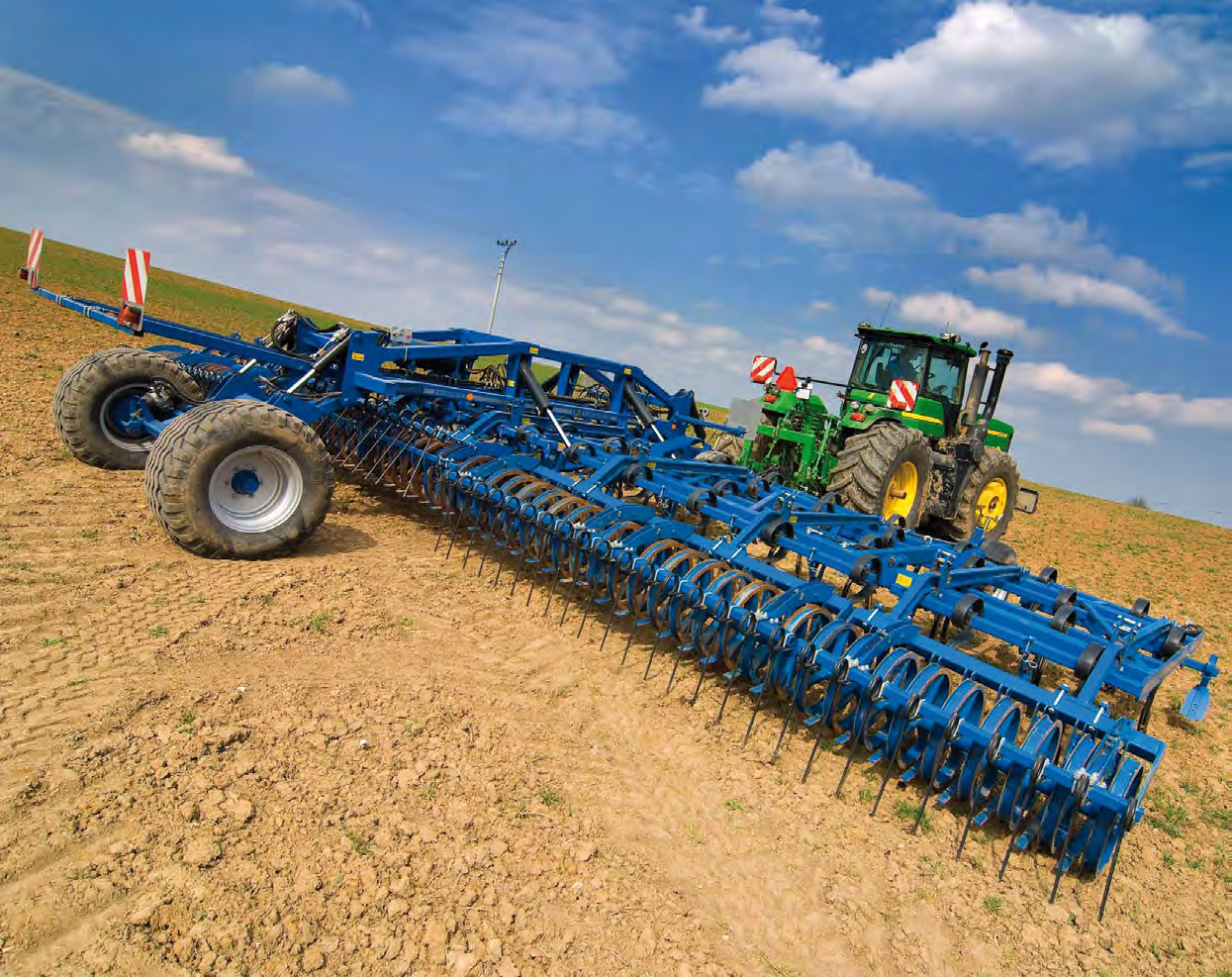 Allrounder profiline 900 i 1200 ALLROUNDER profiline Szerokość robocza 9,00 m 12,00 m Szerokość transportowa 3,10 m 3,10 m Liczba łap 54 72 Uniwersalny agregat do uprawy przed siewem i do uprawy