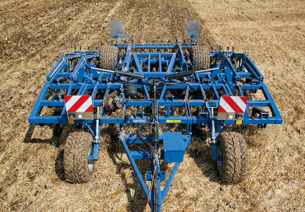 Quadro Szerokość robocza 3,00 m 4,00 m 4,60 m 5,70 m Szerokość transportowa 3,00 m 3,00 m 3,00 m 3,00 m 4-belkowy agregat do uprawy pożniwnej i głębokiego spulchniania Liczba łap 11 15 17 21 Odstęp