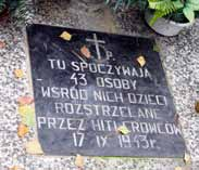 Cmentarze, miejsca straceń, miejsca pamięci 53 43 19 N 23 07 08 E Fot. Robert Lewkowicz ZSS w Krasnymborze Las Jasionowo. Zbiorowa mogiła w miejscu rozstrzelania w dniu 17 września 1943 r.