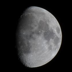Obecność terminatora granicy między oświetloną i nieoświetloną częścią Księżyca ułatwia obserwację szczegółów jego powierzchni.
