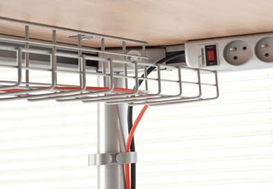 Biurka i stoły mogą być wyposażone w funkcjonalne elementy poziomego i pionowego prowadzenia kabli.