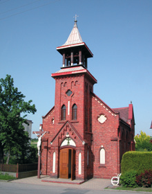 Kaplica Nawiedzenia NMP (Služovice-Vrbka) (GPS: 49 59 6.782 N, 18 0 47.067 E) We wsi Vrbka stoi mała kaplica wybudowana w 1909 r.