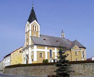 Zamek (GPS: 49 55 34.59 N, 18 16 28.91 E) Trójskrzydłowy zamek wybudowany w stylu klasycystycznym a częściowo także barokowym na miejscu niegdysiejszej twierdzy.