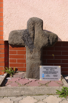 Nowa Wioska Najmniejsza wieś w gminie, która powstała w XIV w. Przez długie lata była częścią wsi Owsiszcze. Prowadzi do niej aleja lipowa, która dziś jest już pomnikiem przyrody.