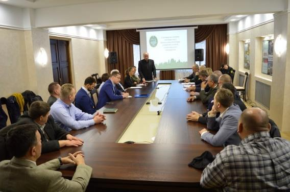 Polska delegacja złożyła wizytę roboczą w Wołyńskiej Regionalnej Dyrekcji Leśnego i Myśliwskiego Gospodarstwa w Łucku. Członków delegacji przywitał Zastępca Naczelnika Dyrekcji Aleksander Rybczyński.