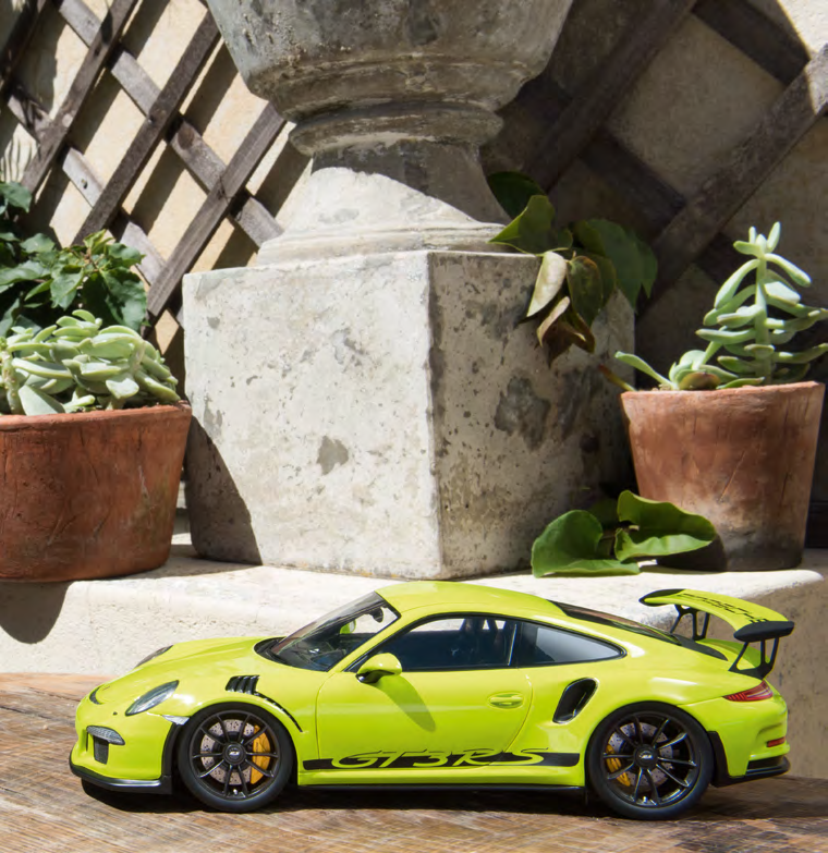 Porsche 911 GT3 RS edycja limitowana. Seria limitowana do 911 sztuk. W kolorze jasnozielonym. Wnętrze dwubarwne w kolorach czarnym/zielonym. Model wykonany z żywicy. Skala 1:18.
