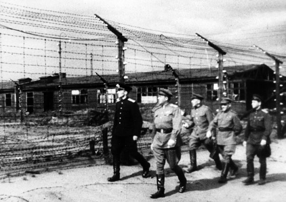 Stos obuwia odbieranego więźniom obozu i porzuconego przez hitlerowców.