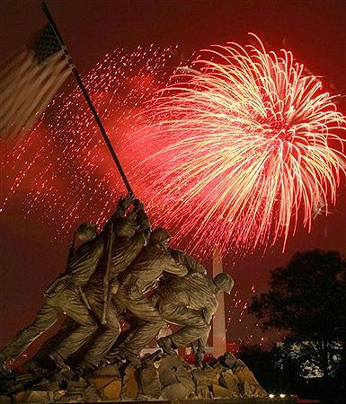 W Stanach Zjednoczonych To jedno z najpopularniejszych świąt w Stanach Zjednoczonych. Znane jest także na całym świecie także pod nazwą Fourth of July, czyli po prostu czwarty lipca.