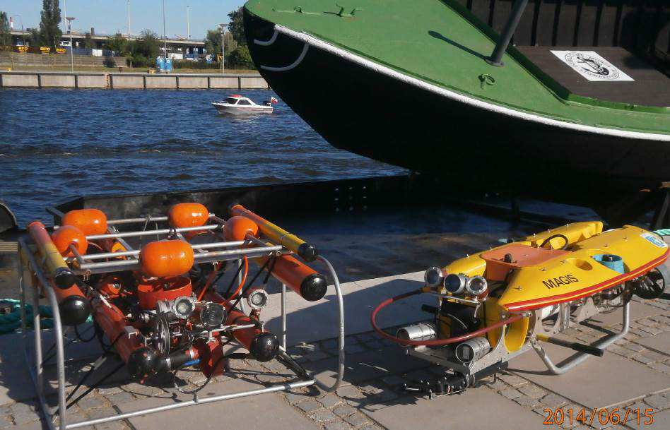2015 Vol. 50 Issue 1 Rys.11. Prezentacja pojazdów podwodnych KRAB i MAGiS w trakcie Dni Morza 2014. Fig.11. Presentation of underwater vehicles KRAB and MAGiS during the Days of the Sea 2014.
