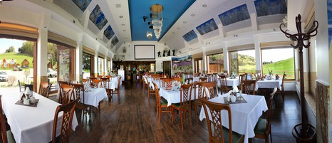 Sala restauracji Biały Miś, przystosowana do przeprowadzenia konferencji, szkoleń, z profesjonalnym sprzętem audiowizualnym, klimatyzowana, mieści 70 osób.