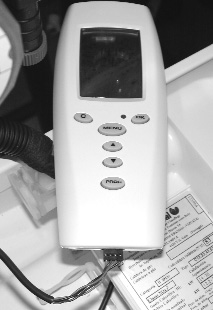 INSTALATOR Uruchomienie termostatu pokojowego Bezprzewodowy termostat pokojowy (T.A.) został stworzony specjalnie do kotła Isofast. Jest zasilany trzema bateriami alkalicznymi LR 6 1,5 V.