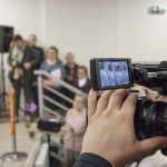 ogólnokulturalne wpływające na rozwój wyobraźni i poprawę. Otrzymują ciepły posiłek i sami przygotowują sobie zimne przekąski w ramach terapii.