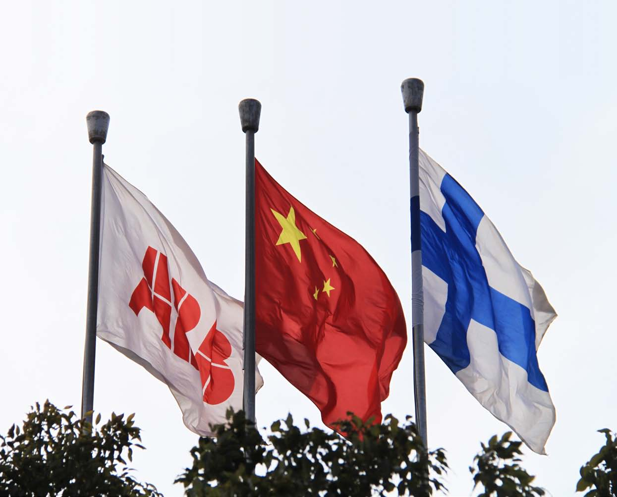 Strona 2 ABB rozpoczyna produkcję dużych generatorów synchronicznych w Chinach Globalna specyfikacja malarska ABB i produkty Teknos zapewniają razem wysoką jakość zabezpieczeń antykorozyjnych.