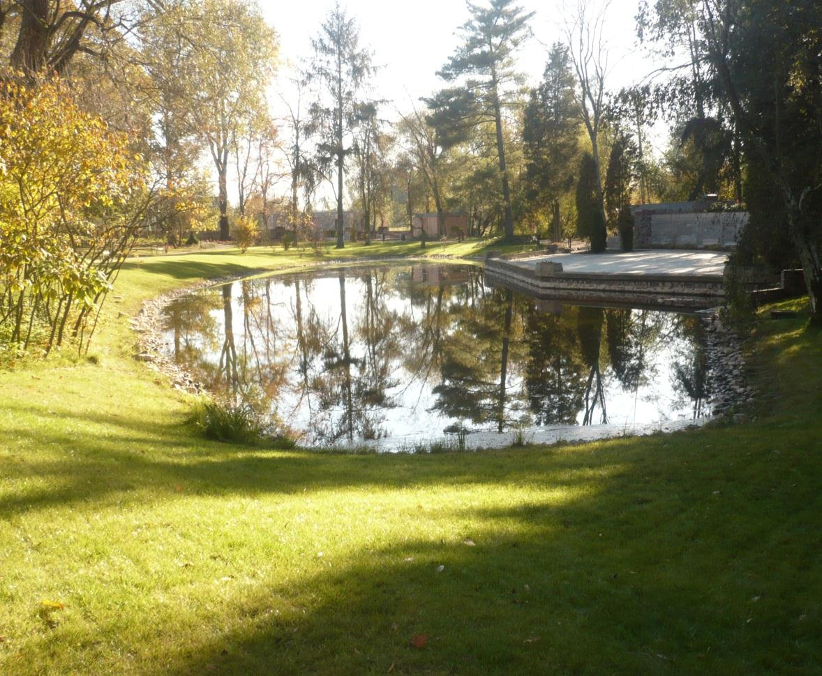 Dworek otulony jest przepięknym parkiem, który został zaprojektowany przez profesora Franciszka Krzywdę Polkowskiego. Powstał on na przełomie 1932-1937r.