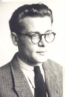 Prof. dr. Roman PACHLEWSKI 1923-2002 Roman Pachlewski urodził się 4 sierpnia 1923 roku w Kielcach. Studiował leśnictwo na Wydziale Rolniczo-Leśnym Uniwersytetu Poznańskiego i w 1949 r.