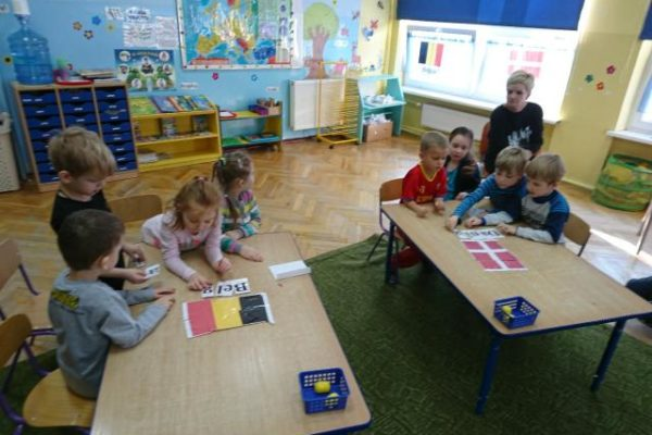 Międzyprzedszkolny konkurs wiedzy o Unii Europejskiej Magdalena Mandziara i Agnieszka Kuhn nauczycielki z Miejskiego Przedszkola Publicznego Nr 4 Tęczą Malowane w bieżącym roku szkolnym realizują