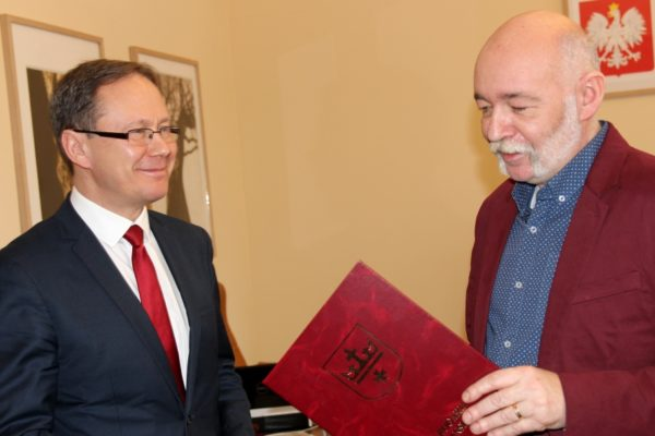 Znalazł swoje miejsce na ziemi przy tablicy. W tym roku minęło mu 30 lat pracy Sławomir Jankowski dyrektor Publicznego Gimnazjum nr 2 świętuje w tym roku 30.lecie swojej pracy. 10 lutego 2017 r.