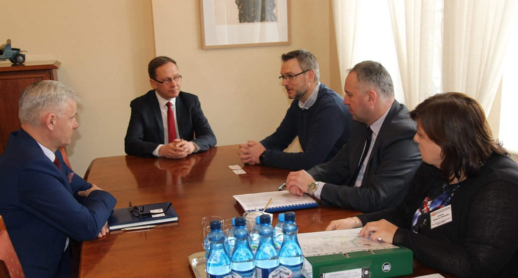 Spotkanie władz miasta z dyrektorem zarządzającym LHM Poland Sp. z o.o. Leszkiem Tomaszewskim pierwszym inwestorem na terenach inwestycyjnych przy ul. Iwaszkiewicza w Starogardzie Gdańskim [fot.
