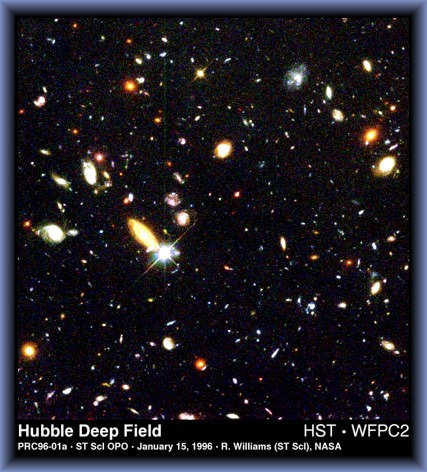 Głęboki wgląd w przestrzeń Wszechświata Zdjęcie przedstawia rezultat najgłębszego spojrzenia w przestrzeń Wszechświata.