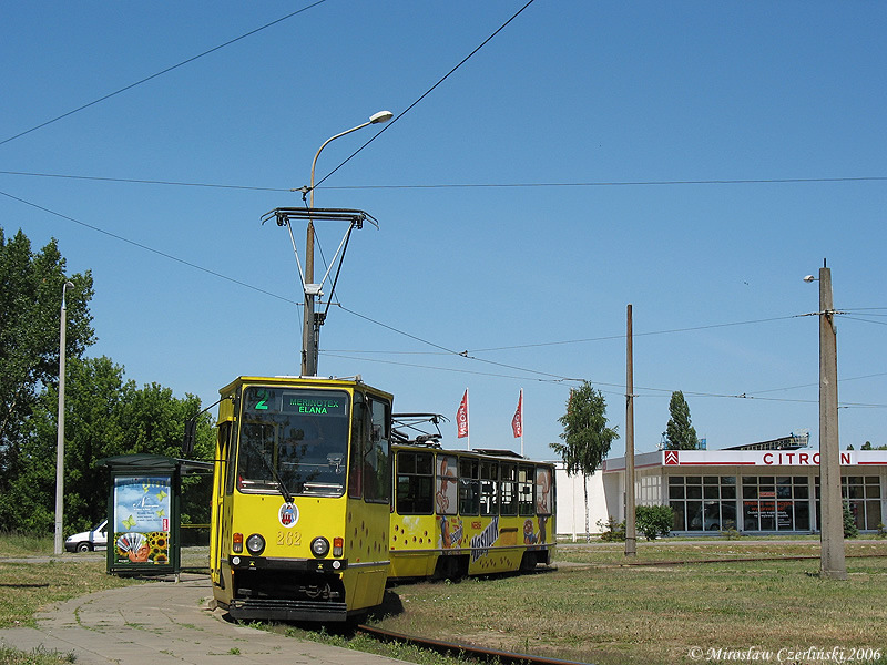 Wagon turystyczny znowu w użyciu Po krótkiej przerwie od 30 października wrócił na wydzielone od sieci torowisko na Placu Teatralnym wagon turystyczny 5N/MZK Toruń.