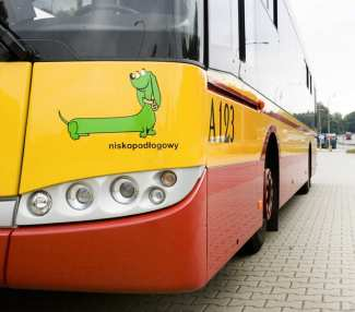 Obecnie poprawa konkurencyjności komunikacji autobusowej polega głównie na: wyznaczaniu pasów