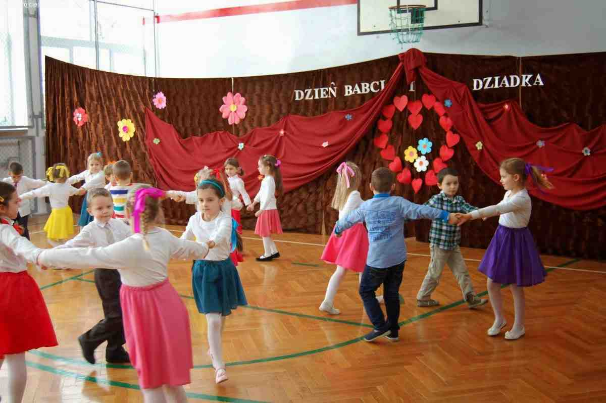 - rozejścia - para stoi za parą w rzędzie. Pary rozchodzą się na boki, co druga w przeciwnym kierunku, np. pierwsza w prawo, druga w lewo, trzecia w prawo itd.
