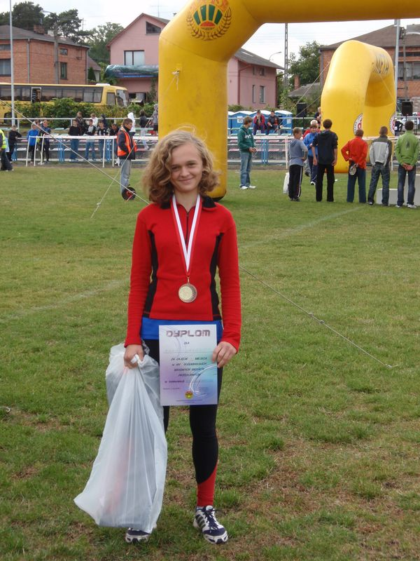 Szczęśliwa Daria Nurkiewicz z nagrodami OSIĄGNIĘCIA SPORTOWE CHŁOPCÓW ZSO W RYTWIANACH W LATACH 2002-2003